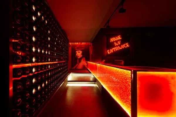 LED Flexible Strip Light can be used in the LED Signage, store logo signage to attract the customers’ eyes, captivate shoppers.