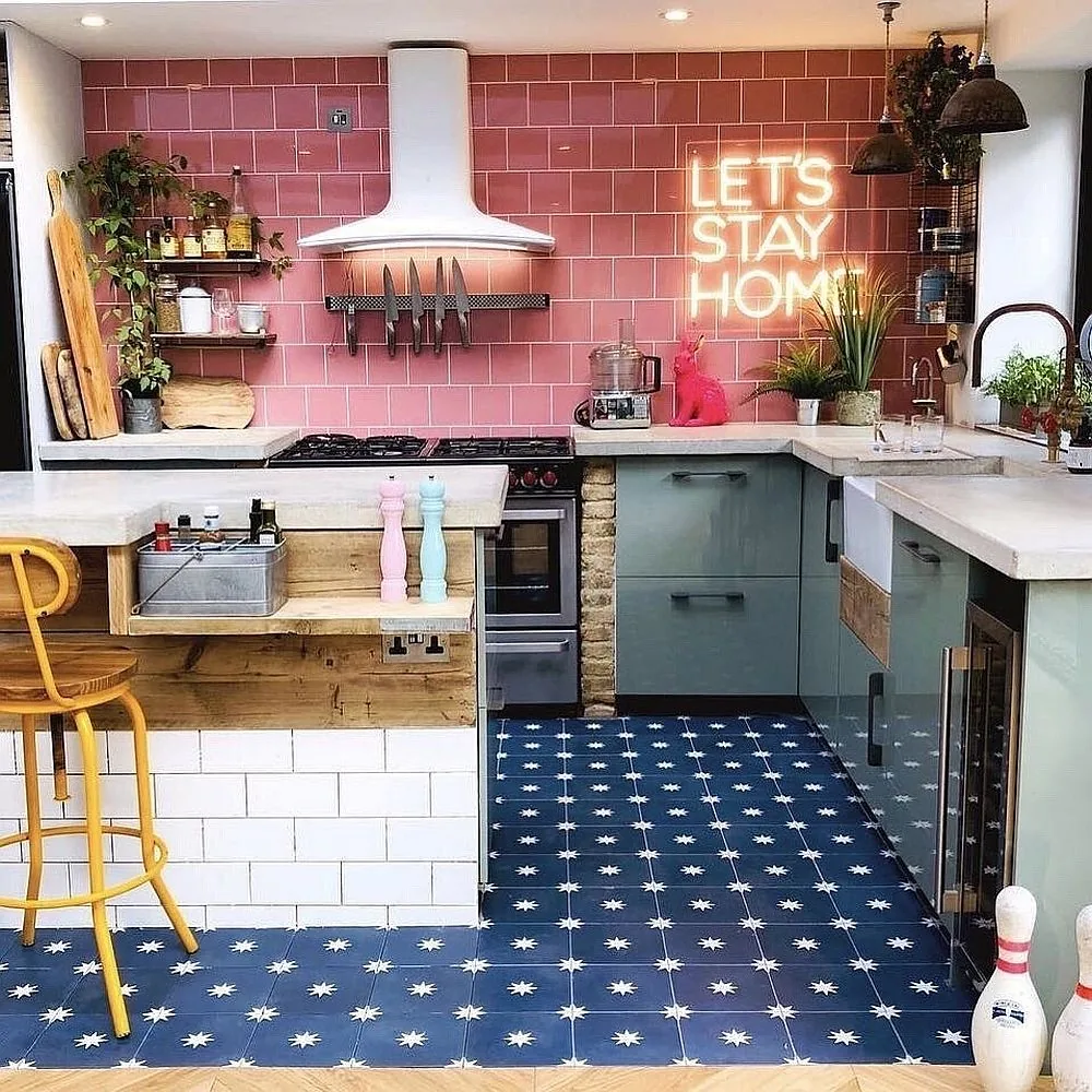 Light on the tip of a tongue: neon sign into the kitchen