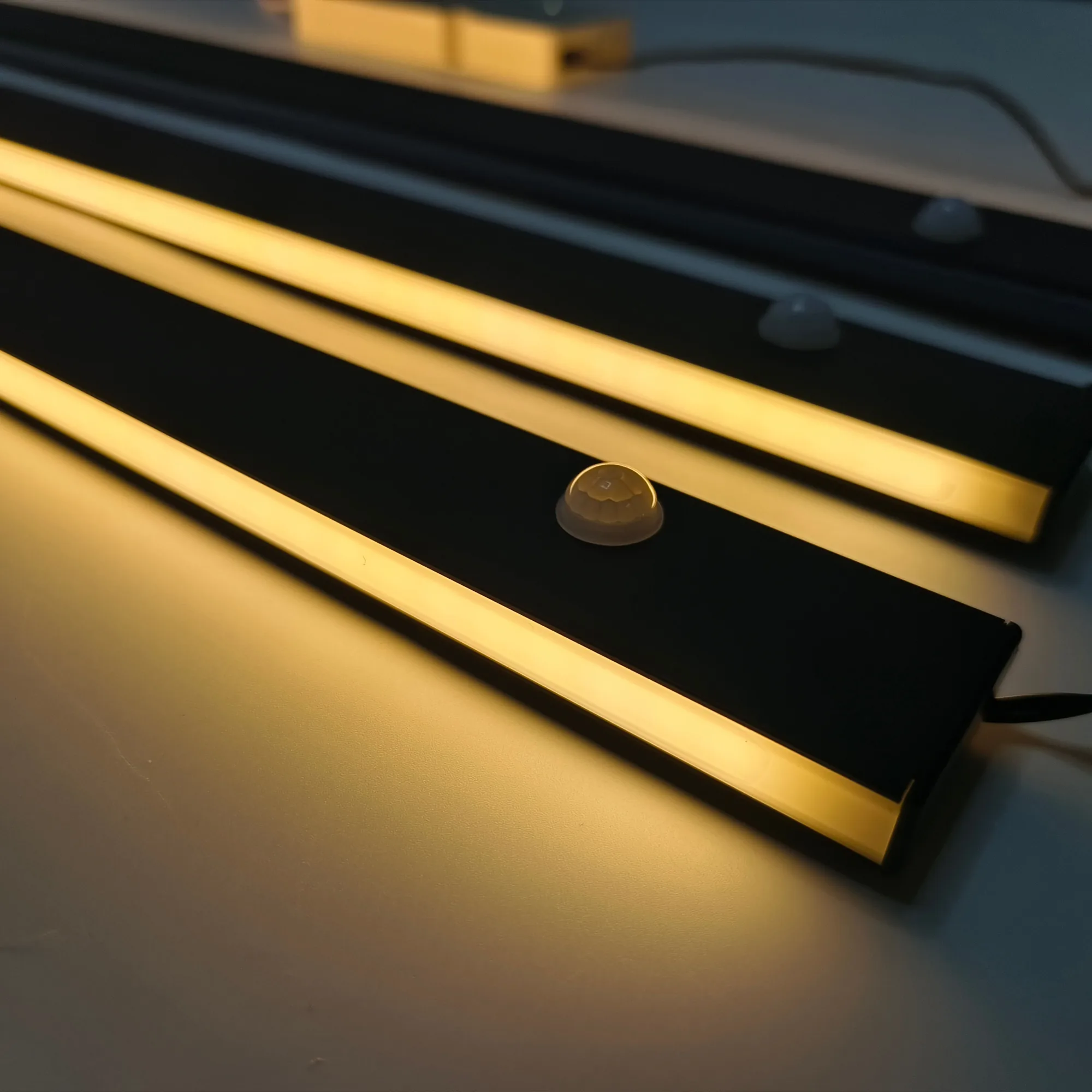 Intelligent wardrobe sensor light